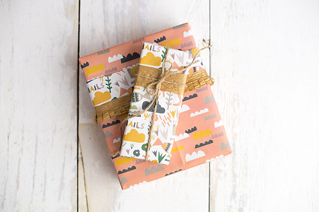 <b>Versatile</b> Reversible and recyclable giftwrap